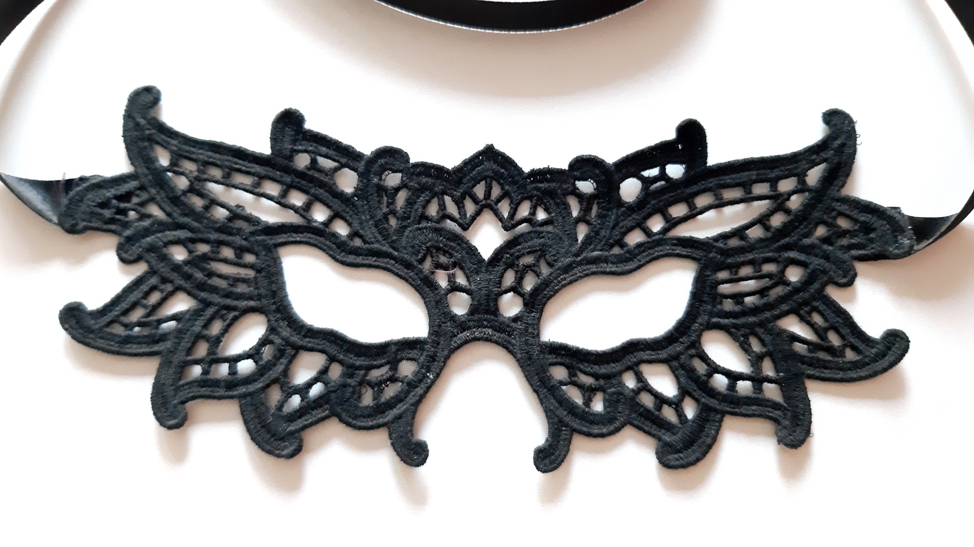 Půlnoční maškarní: Černá krajková škraboška