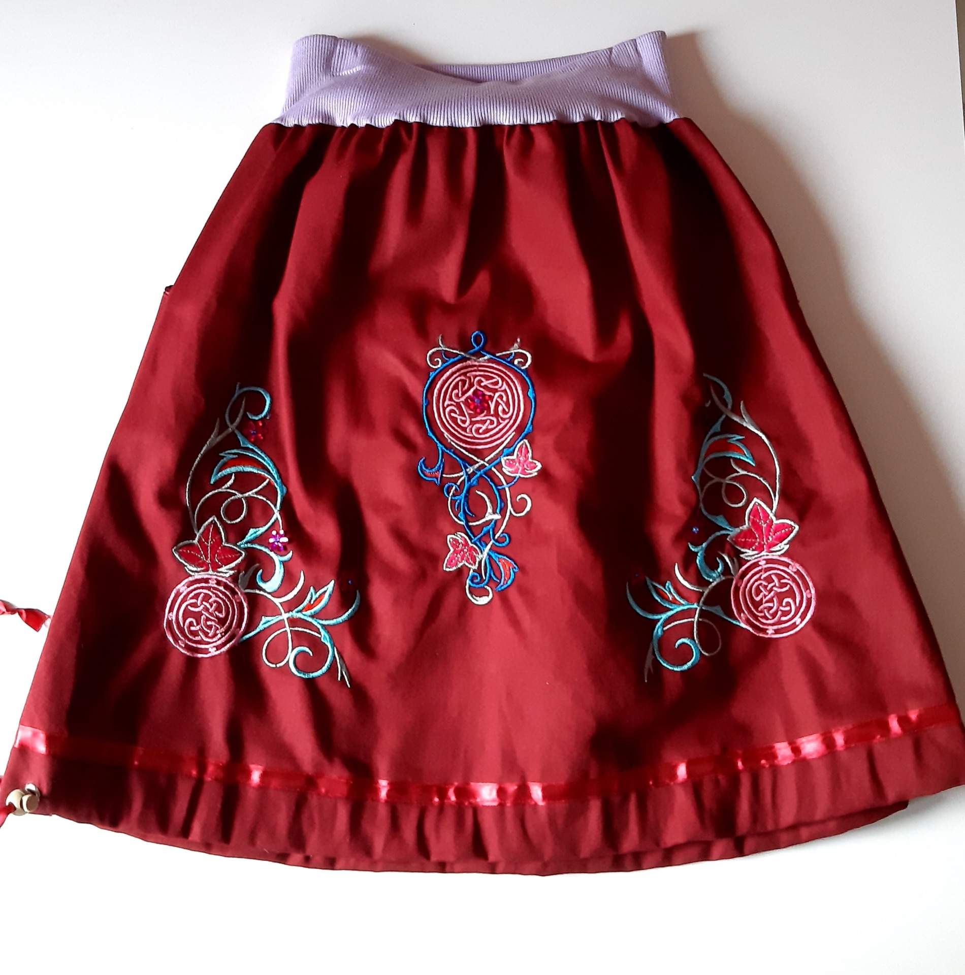 Píseň keltských růží (Keprová sukně s výšivkou)