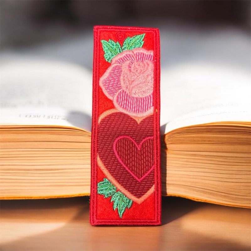 Srdce v kapitolách: Vyšívaná záložka s růží