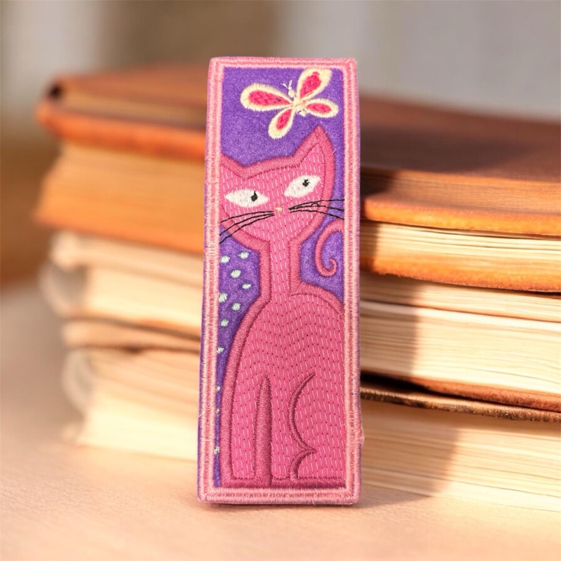 Micka mezi řádky (Fialová filcová záložka)