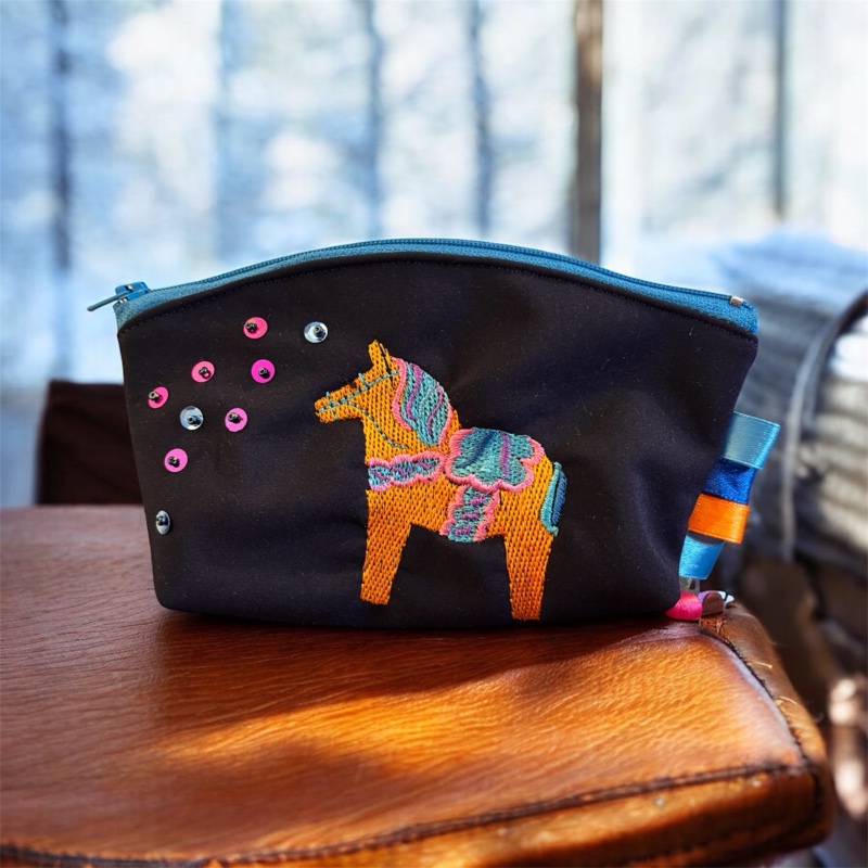 Severský sen: Vyšívaný necesér s koníkem Dala