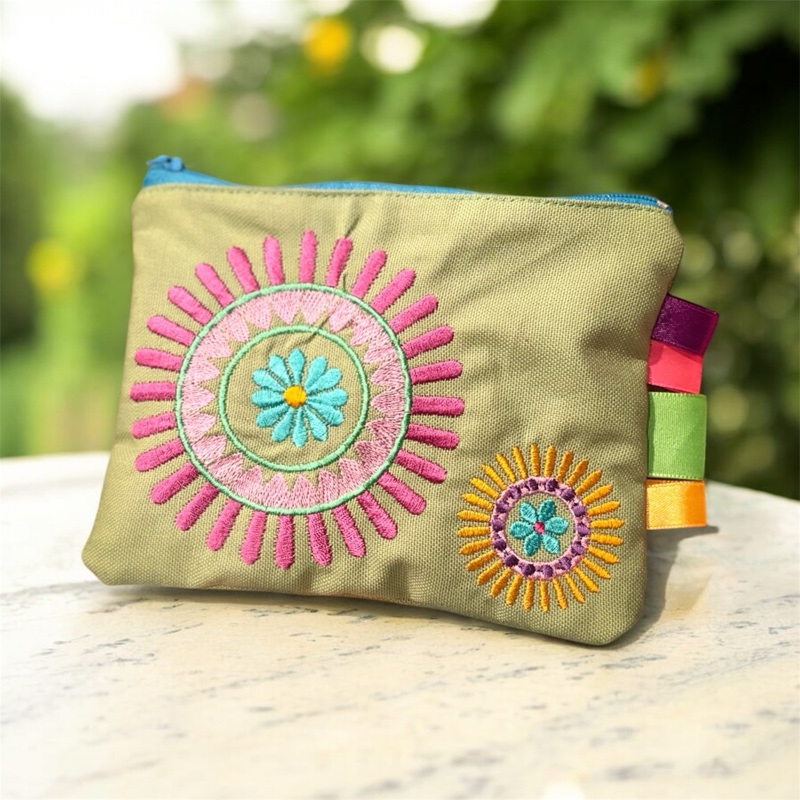 Rozkvetlý klid: Vyšívaná kapsička s mandalou