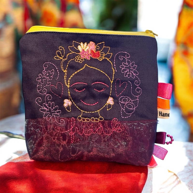 Portrét duše (Tmavě modrý necesér s výšivkou)