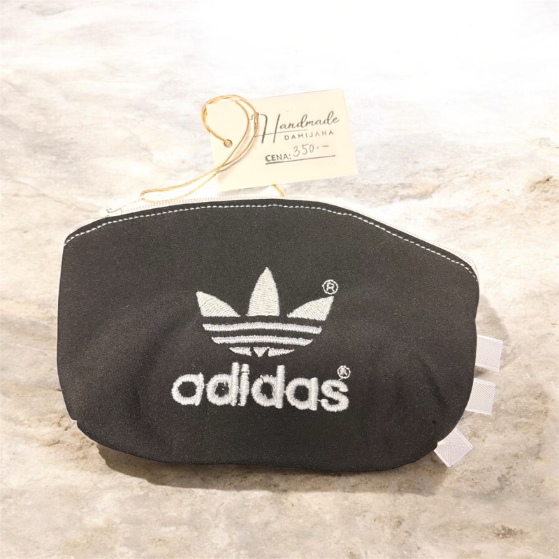 Sportovní šmrnc: Softshellová kapsička s výšivkou Adidas