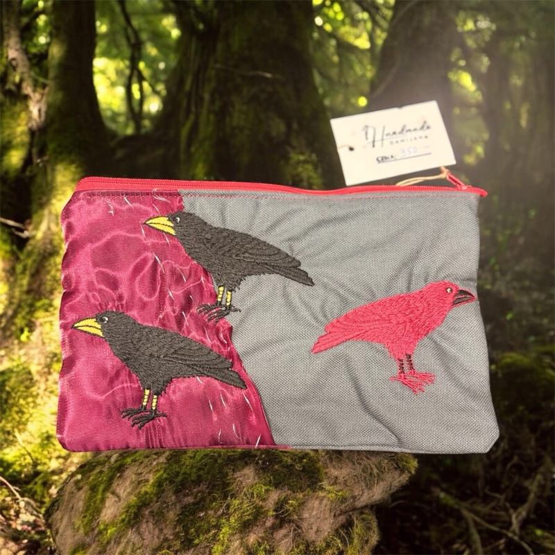 Jiný než ostatní (Šedo-vínový necesér s havrany)