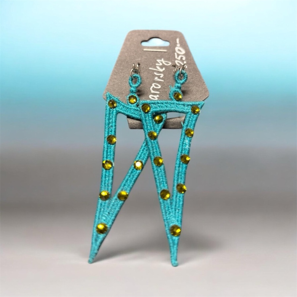 Krajkové náušnice „Tyrkysová energie“ – ručně vyráběné s krystaly