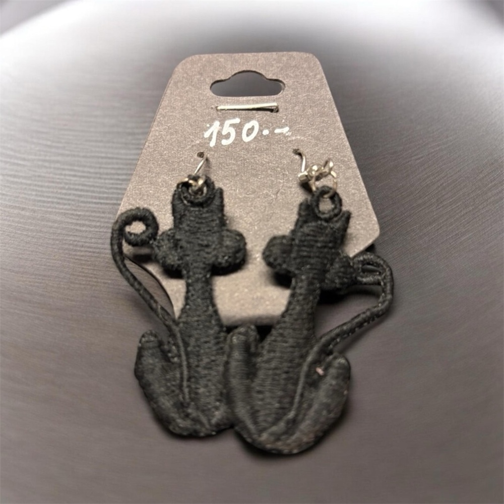 Půlnoční strážkyně (Vyšívané kočičí náušnice)