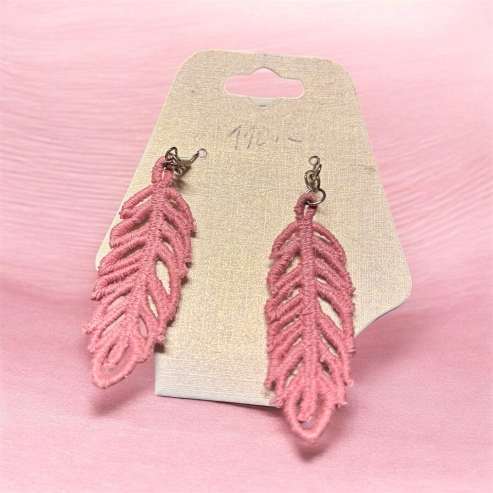 Pírka ranních červánků (Vyšívané boho náušnice)