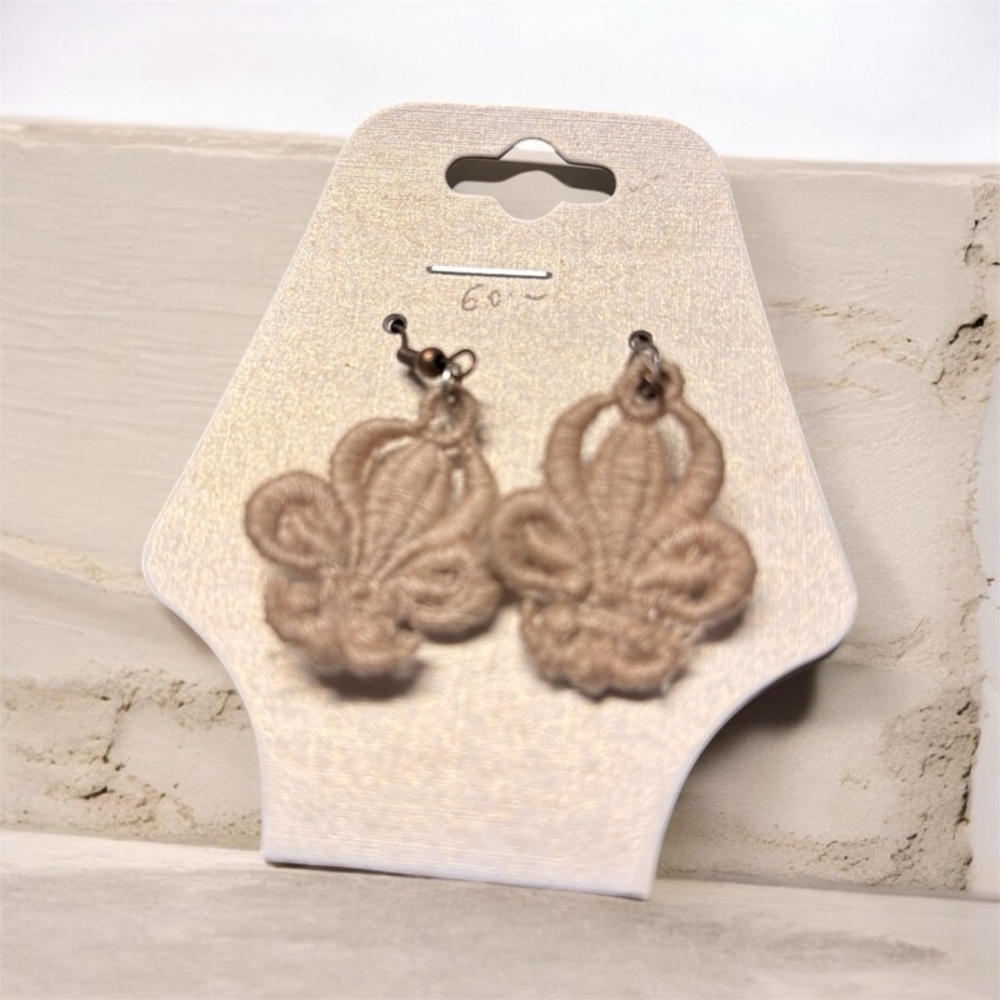 Královská lilie (Vyšívané krajkové náušnice)