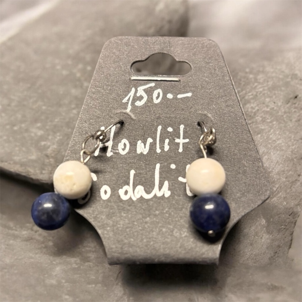 Půlnoční jas (Náušnice se sodalitem a howlitem)